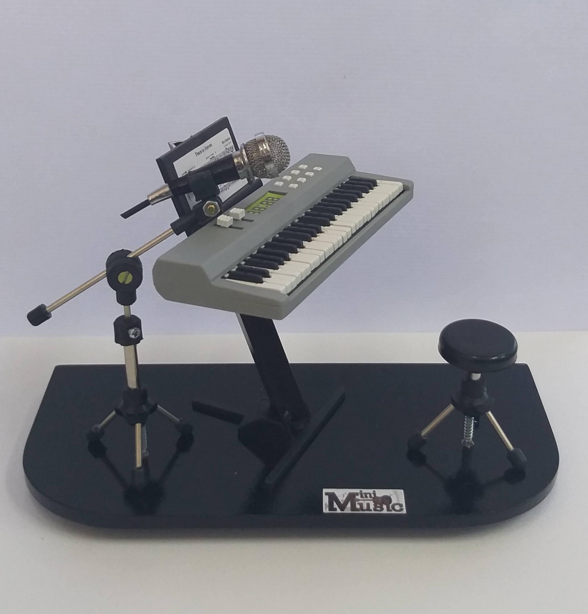 Miniatura de piano infantil com estrutura de madeira e