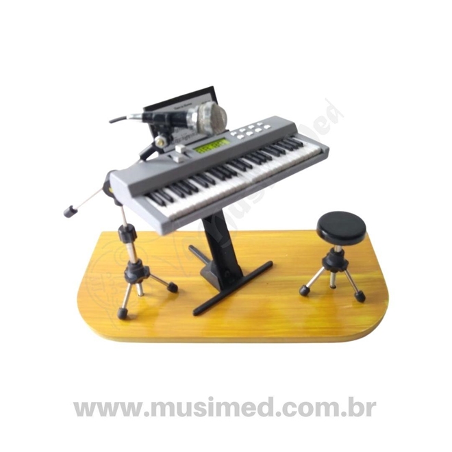 Antigo piano infantil em madeira, feito artesanalmente